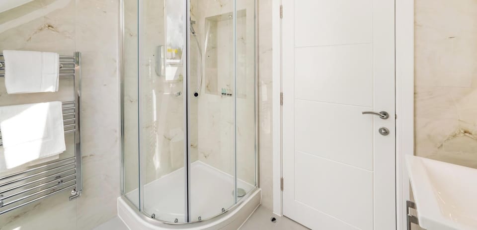 EN-SUITE BATHROOM