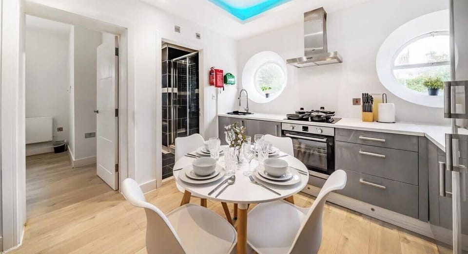 PREPARE MEALS FOR THE TEAM IN OUR FULLY FITTED KITCHEN