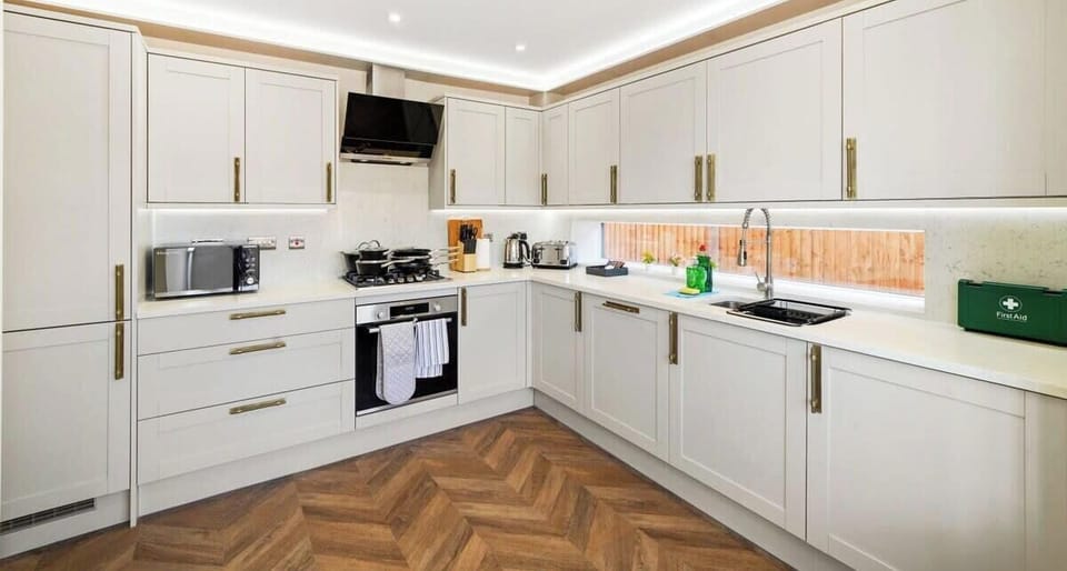 KITCHEN WITH BUILT IN FRIDGE FREEZER AND DISHWASHER