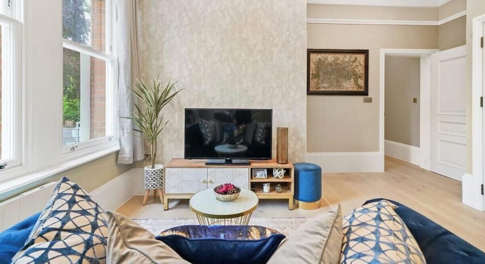 LOUNGE AREA WITH SMART TV, NETFLIX AVAILABLE