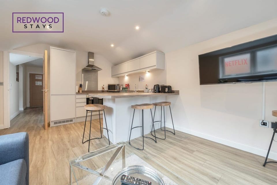 KITCHEN COUNTER WITH 4 CHAIRS