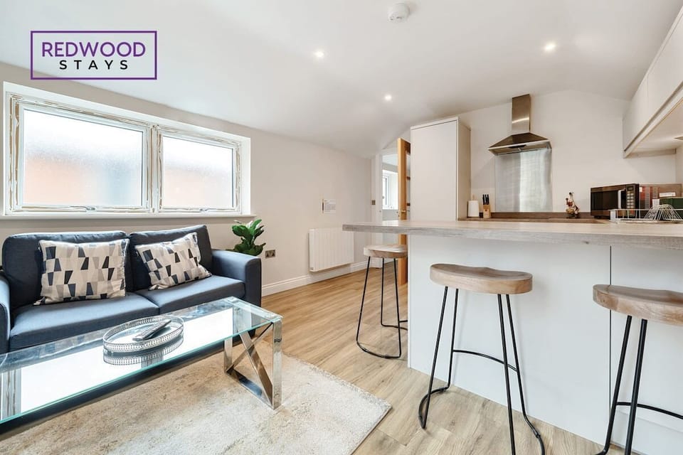 OPEN PLAN DINING & LIVING SPACE PERFECT FOR FAMILIES