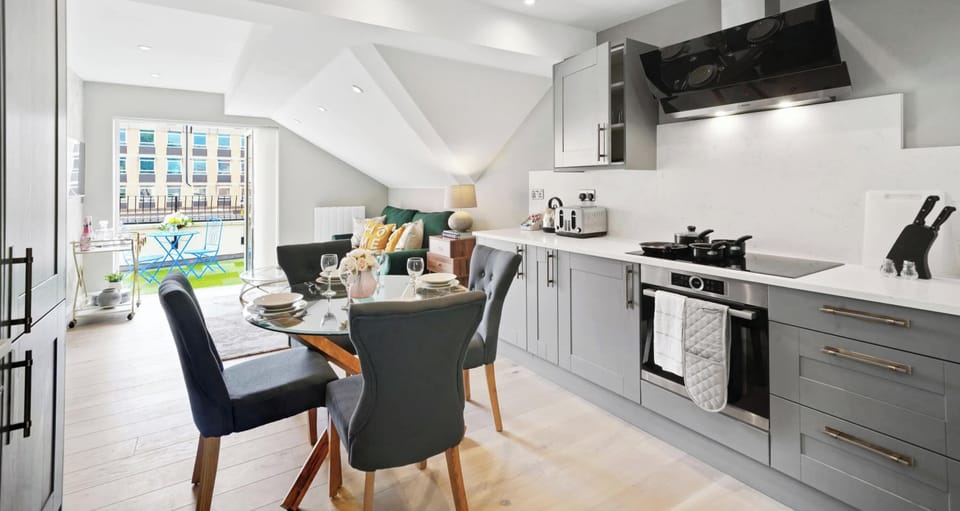 FULLY EQUIPPED OPEN-PLAN KITCHEN AND DINING