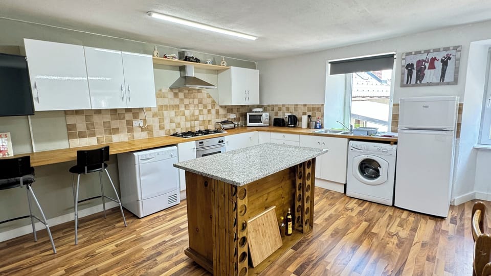 large kitchen with sitting corner