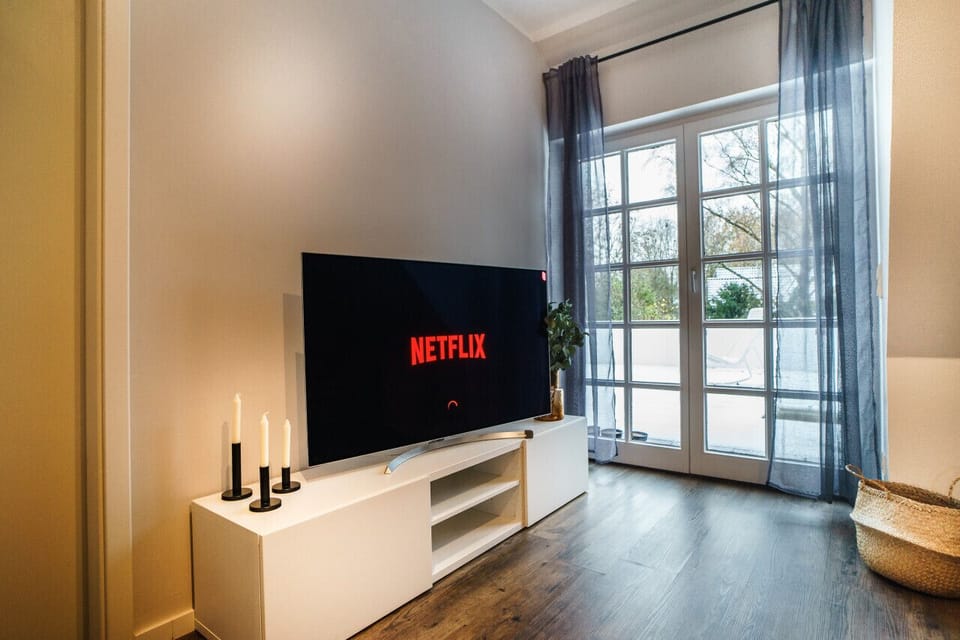(Wohnzimmer) 75` TV mit Netflix