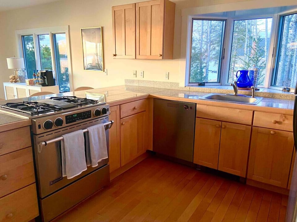 Fully equipped kitchen.