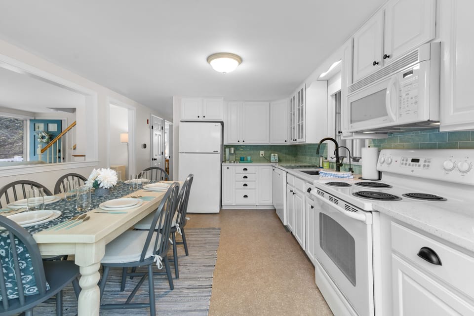 Full eat-in kitchen with seating for 6 and drinking water filter