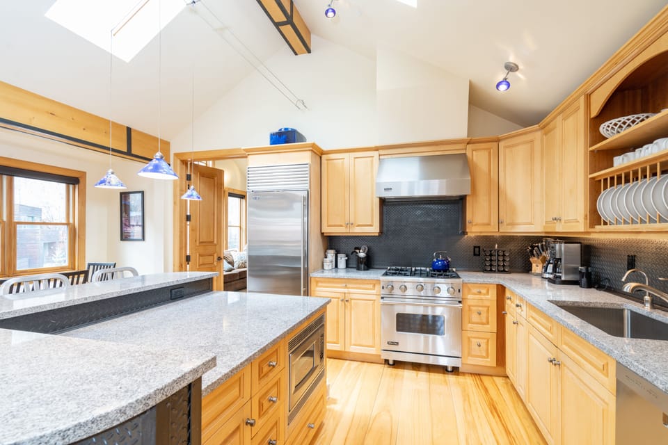 Kitchen - Eat-in kitchen with large island