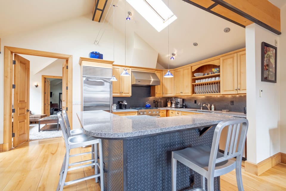 Kitchen - Sizable Kitchen island with bar seating