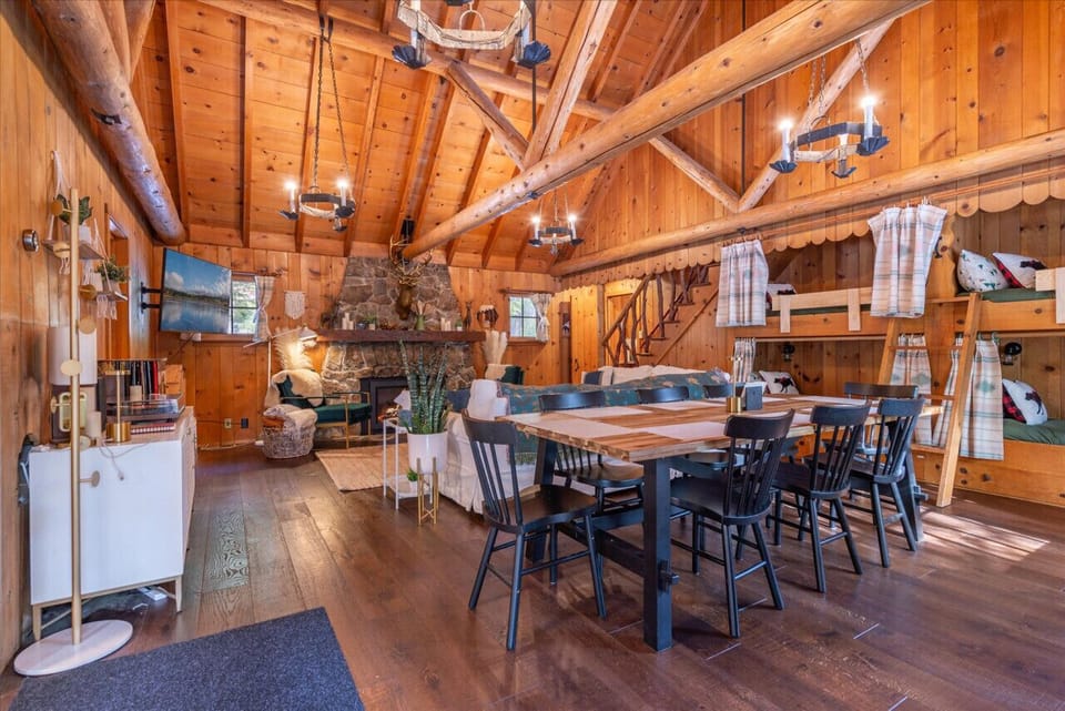 Open concept living / dining area with vaulted ceilings, gas fireplace, comfy furnishings & large flat screen Smart TV.