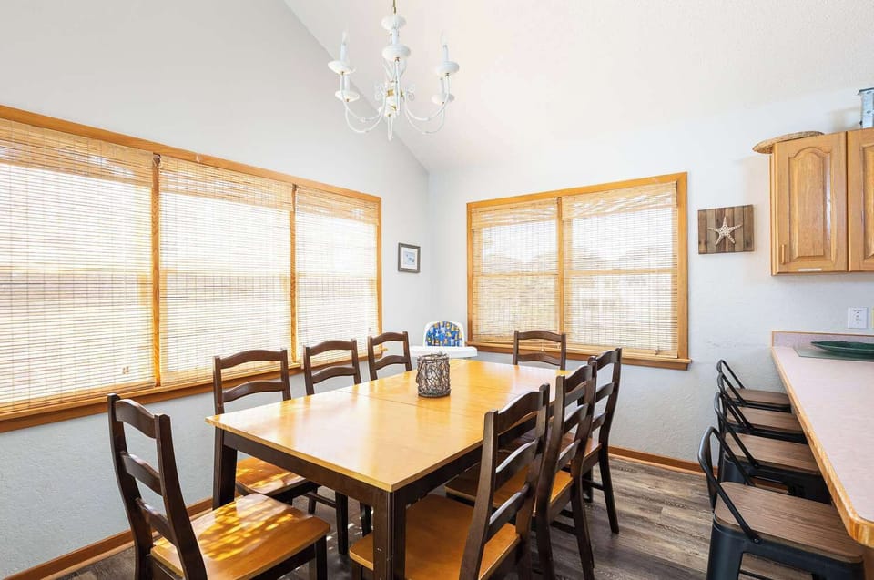 Kitchen & Dining Area