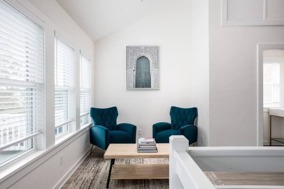 Sitting Area - Top Level