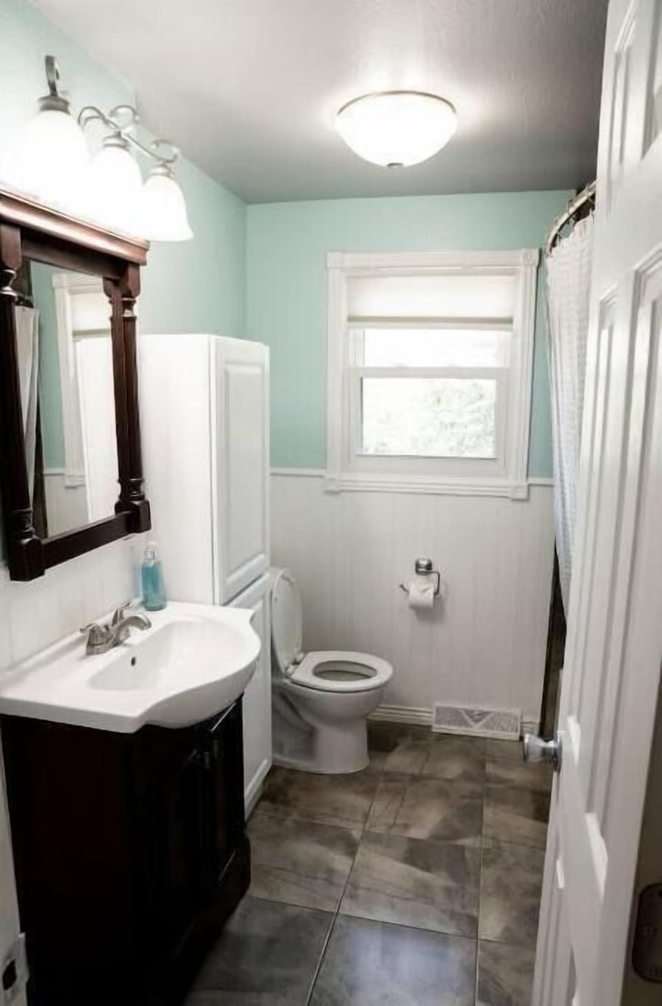 Main bathroom convenient to bedrooms