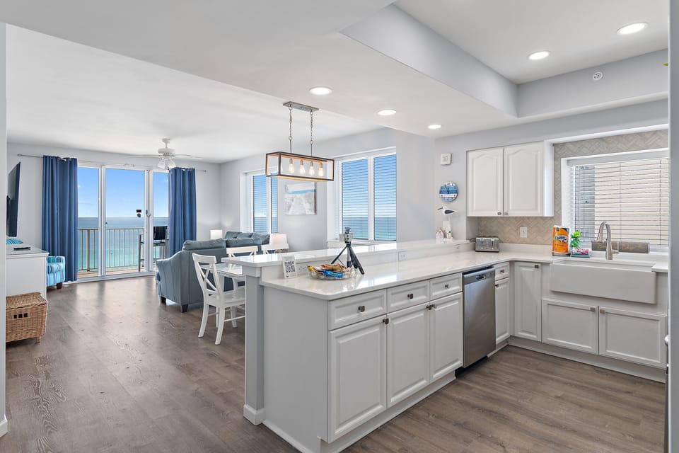 Meal Prep and Dining with incredible views of the Emerald Coast!