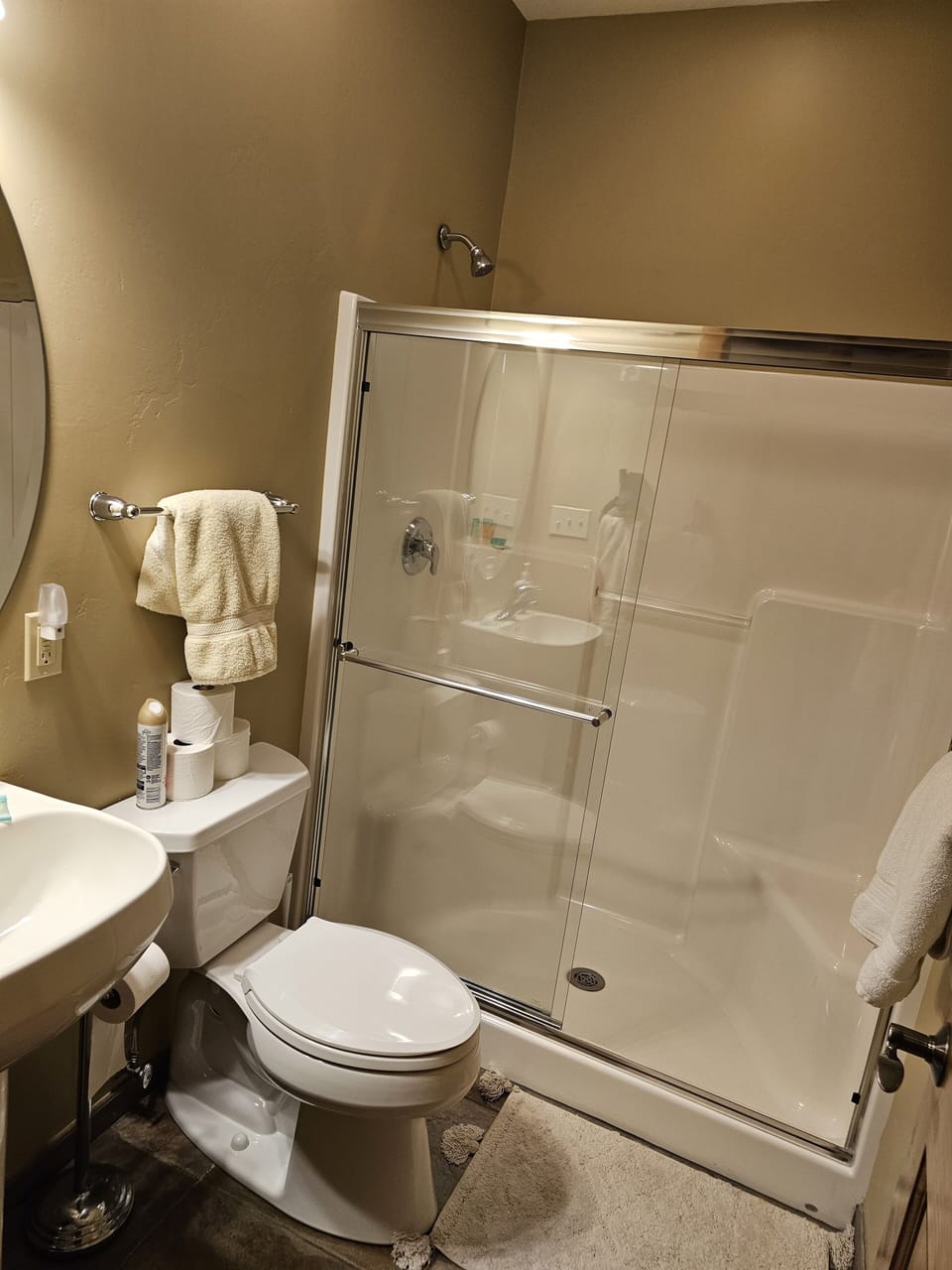 3 bathroom with shower