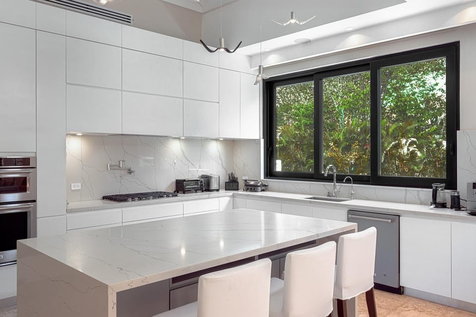 Large modern 7BDR villa with chef, butler and maid, close to beach and golf (5569)