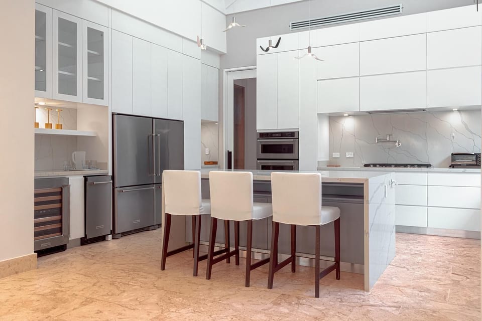 Large modern 7BDR villa with chef, butler and maid, close to beach and golf (5568)