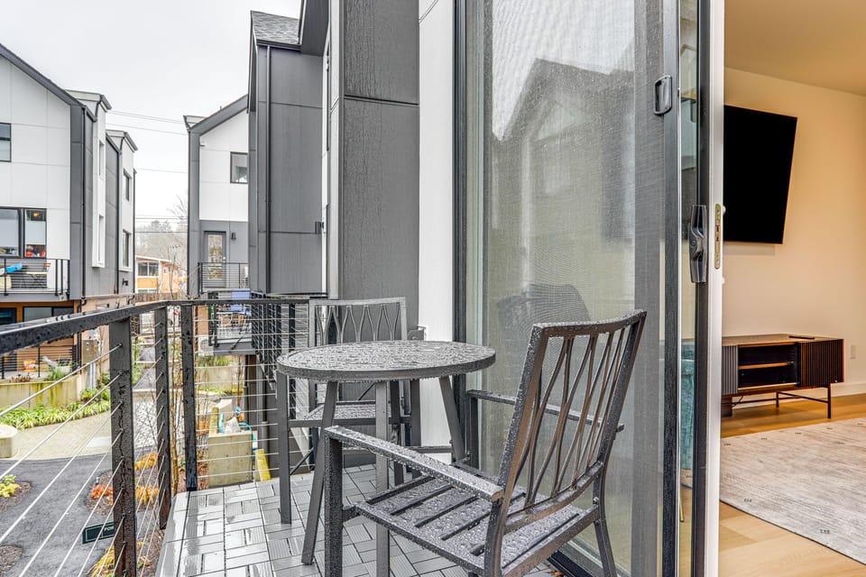 Private Balcony | Outdoor Dining Area