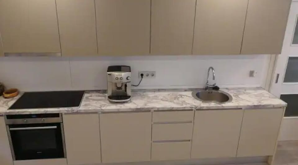 Kitchen, all utensils, pots,  plates, glassess etc available to Guests