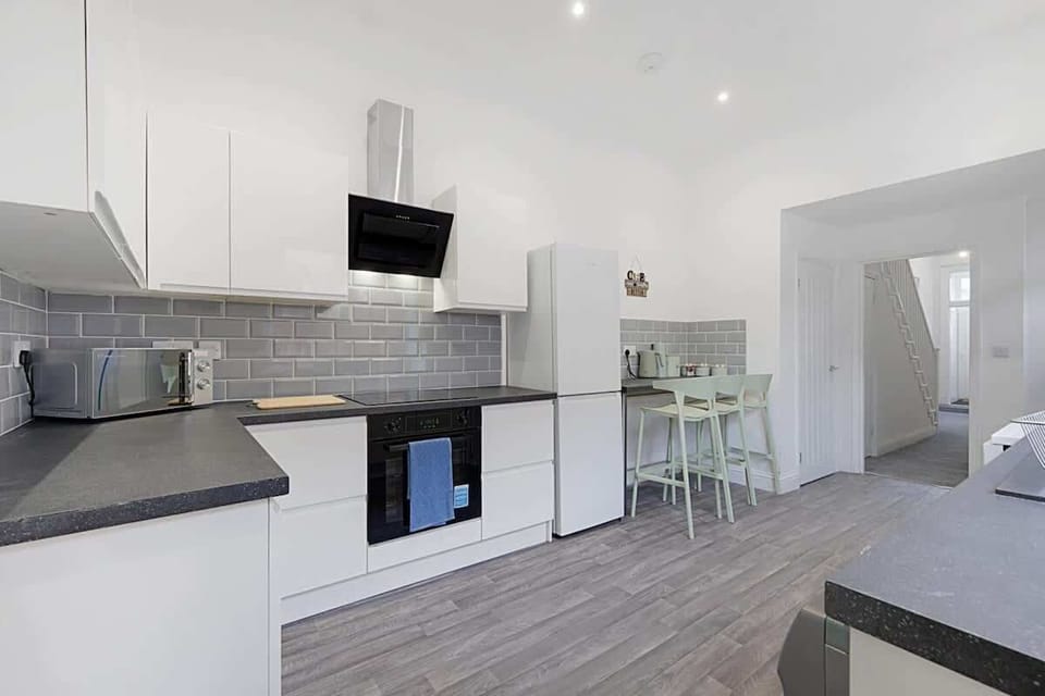 Family-friendly kitchen oasis equipped with all essentials, including a washer & dryer, oven, fridge and full cookware set. Plus, a 3-seater breakfast bar that ensures everyone feels right at home in this cosy culinary haven.