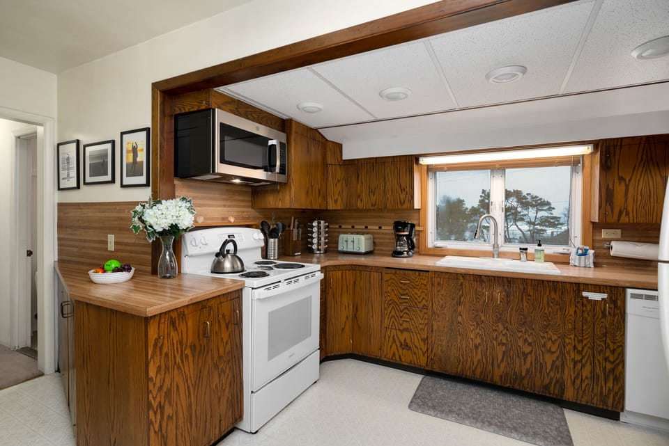 Fully equipped Kitchen with Oceanview, Breakfast bar.