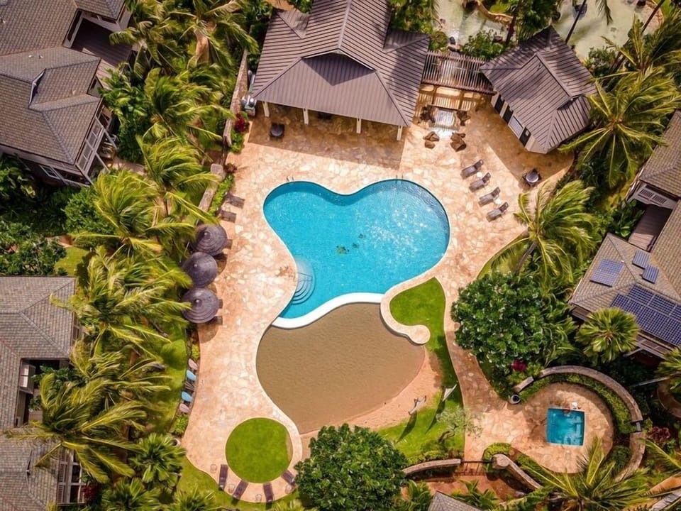 Enjoy access to the Coconut Plantation’s resort-style shared pool and hot tub surrounded by lush tropical landscaping.