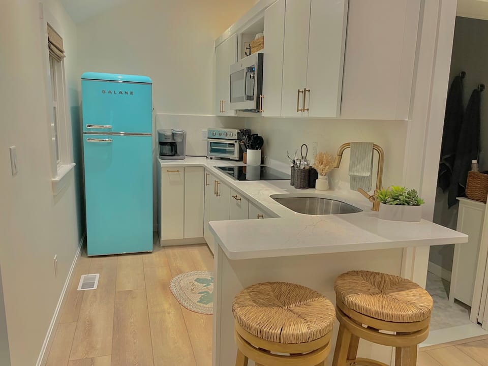 Remodeled kitchen w/ quartz countertops and new appliances