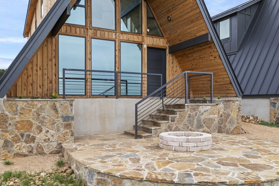 Fire pit and covered patio w/ gas grill
