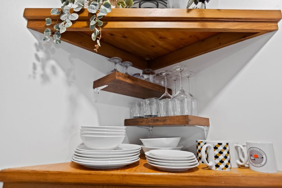 Dishes, mugs, and essentials provided – everything you need for easy, homey snacks.