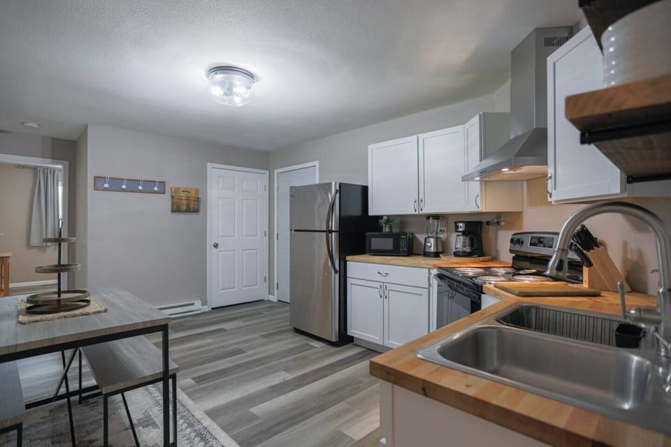 Sleek and functional – everything you need to whip up a delicious mealKitchenStainless refrigeratorstoveCoffee makerKitchenette Oven