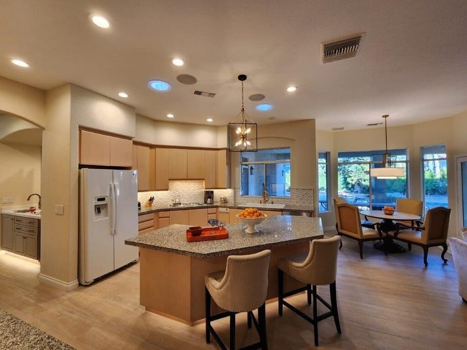 Island Kitchen and Breakfast Nook.