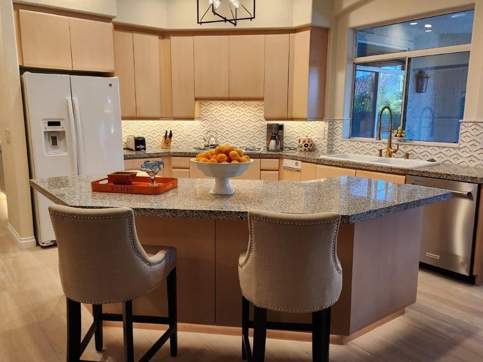 Granite countertops, tiled backsplash and under-cabinet lighting