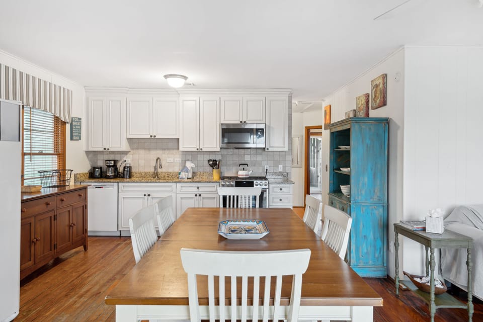 Eat-In Kitchen with Large Dining Table