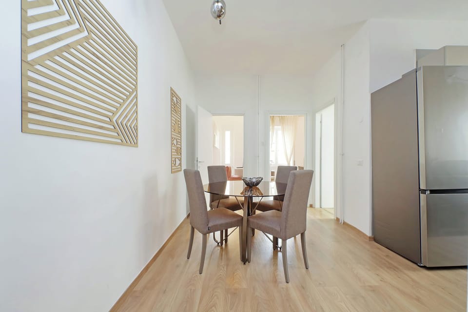 living room, with table and 4 seats