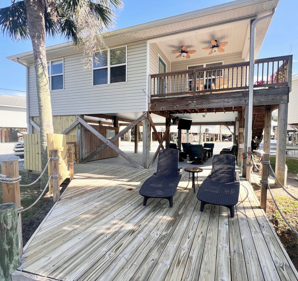 Bon Secour riverside deck and dock with 2 sun loungers. Fish, kayak or boat.
