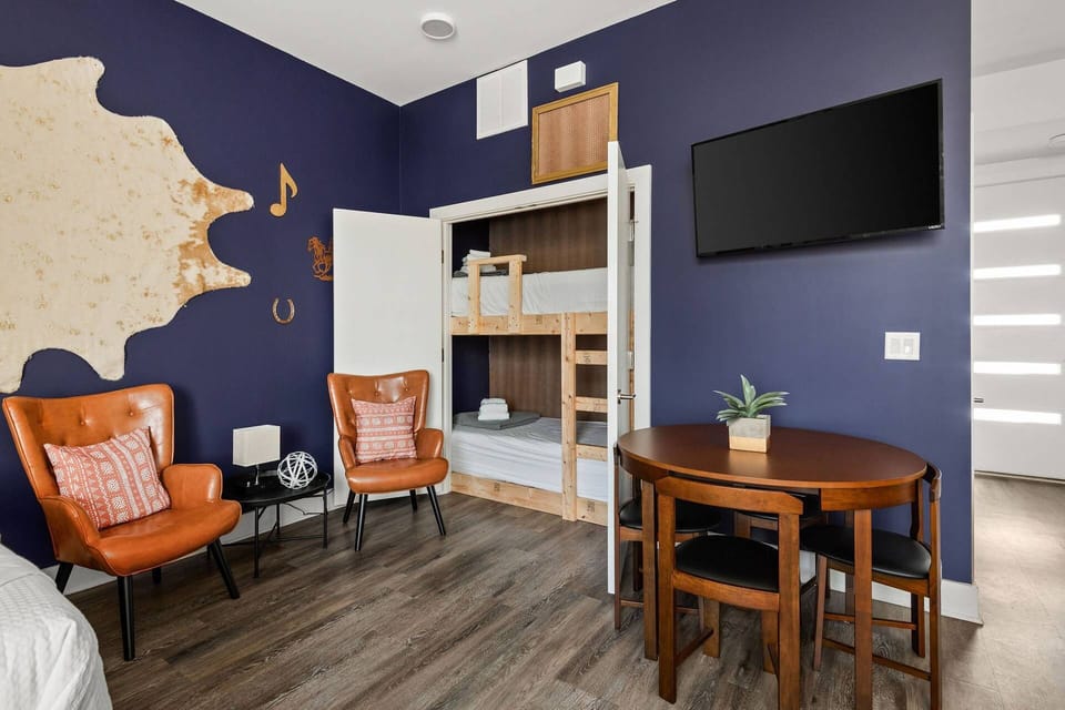 Nashville Nights: Stylish Studio with King Bed & Bunk Twins