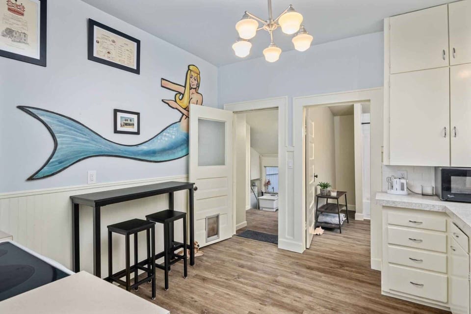 "Love our stay, extremely comfortable. We had morning walks to nearby restaurants and grocery stores. Definitely recommend staying here." - Debbie