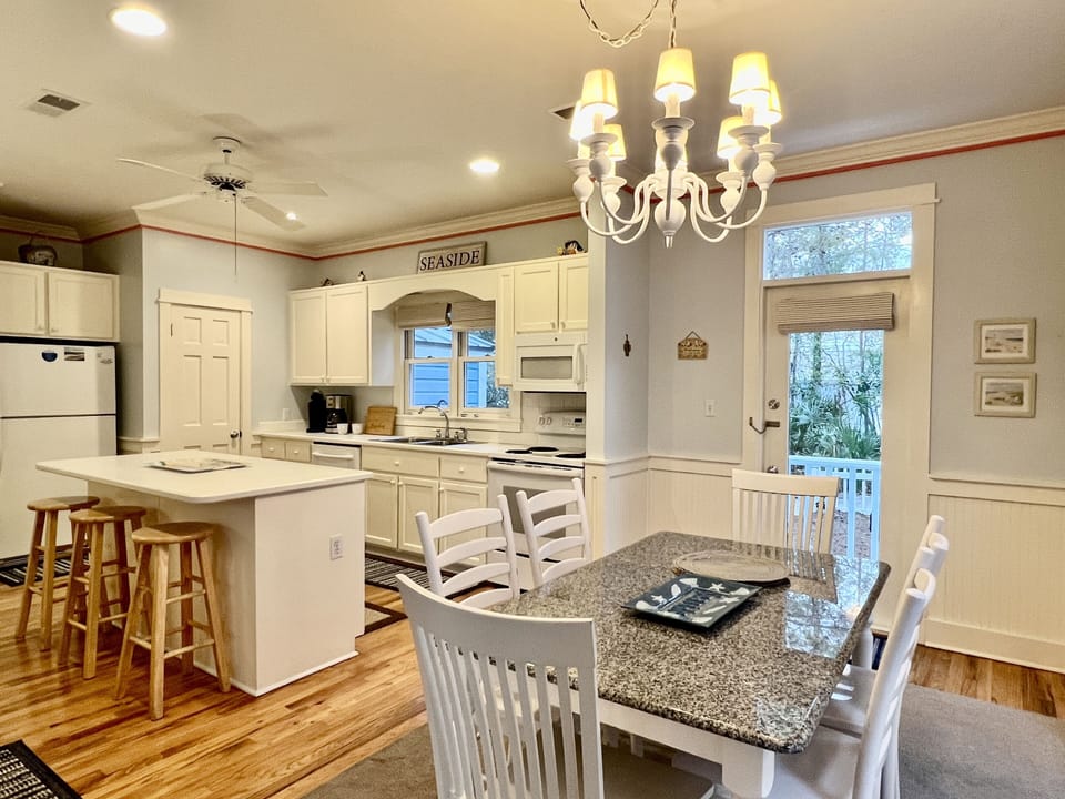 ADJACENT DINING AREA OFF KITCHEN