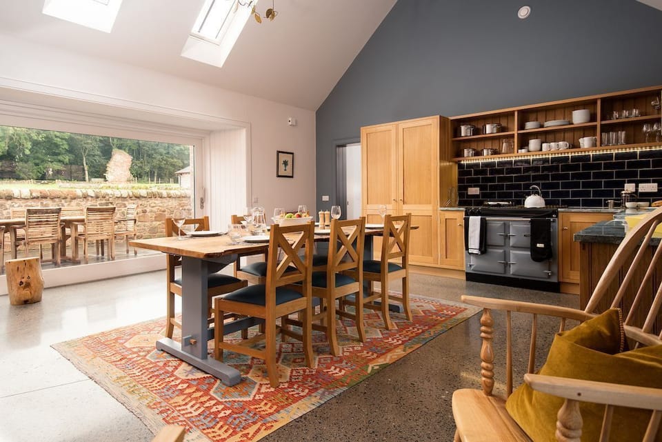 Papple Steading - Grieve's Cottage - open-plan kitchen / dining space with vaulted ceilings and pocket doors leading out to the terrace