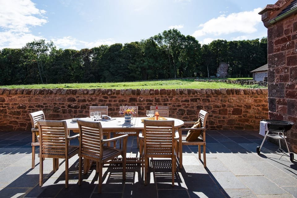 Papple Steading - Grieve's Cottage - dine al fresco while overlooking the large grass paddock