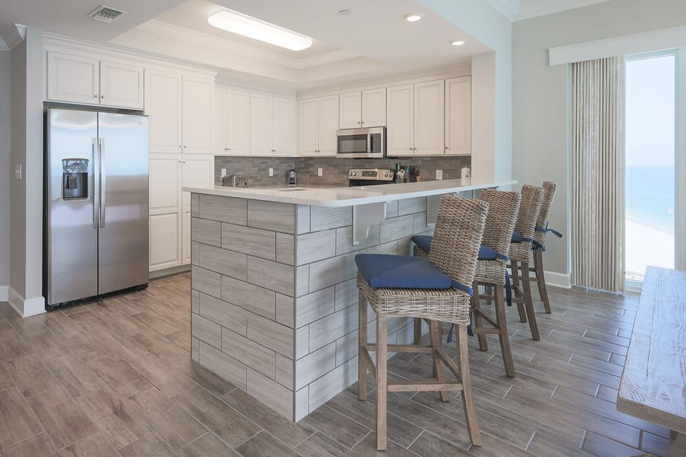 Enjoy meals at the breakfast bar with stylish seating and stunning views