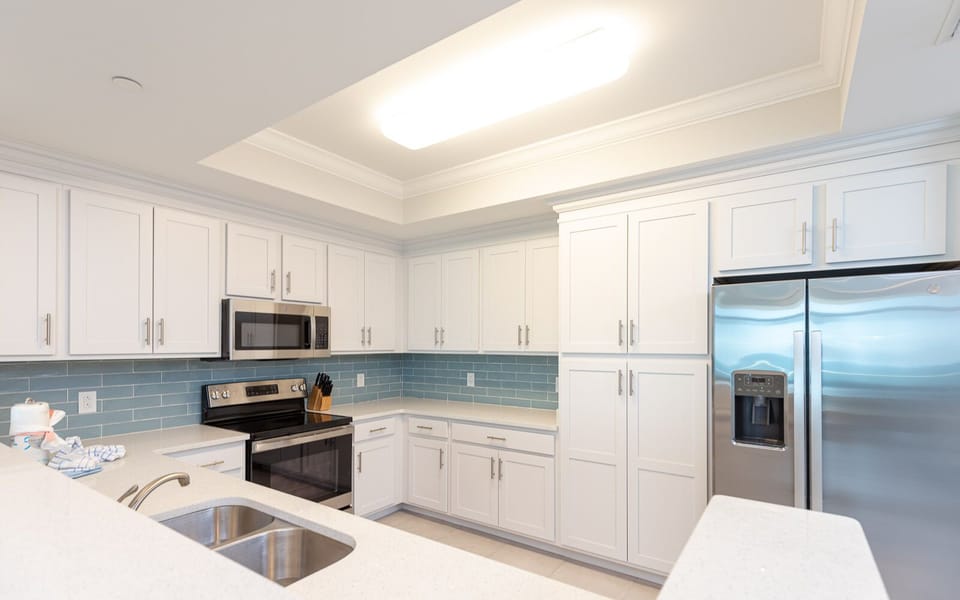 Admire the glass-tile backsplash in this kitchen, perfect for family meals on vacation
