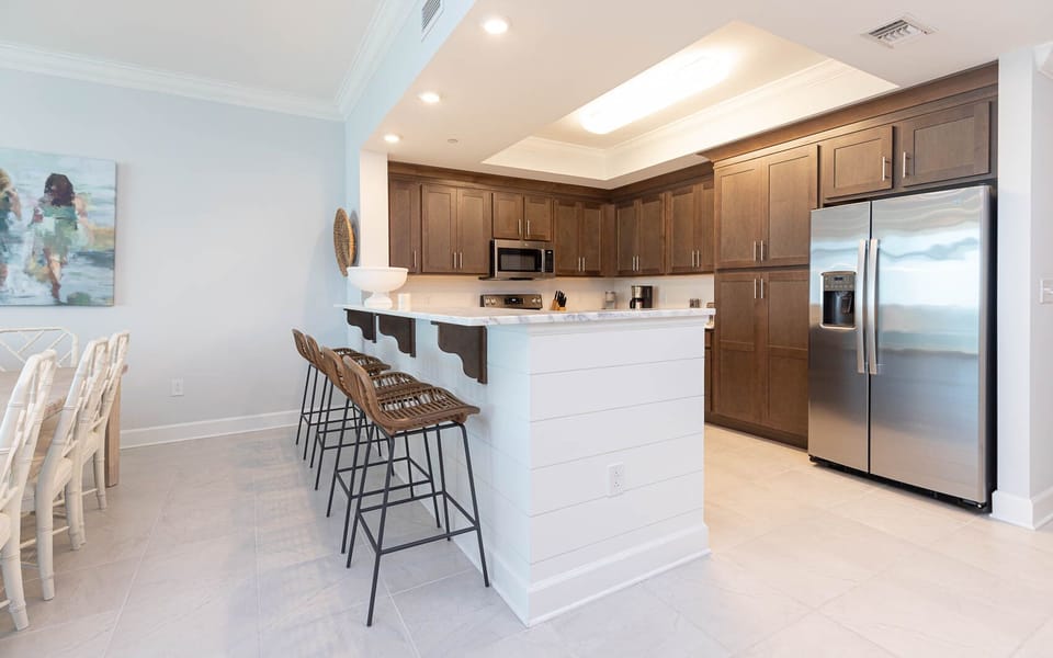 Sip your morning coffee at the breakfast bar and get ready for a beach day in this stylish space
