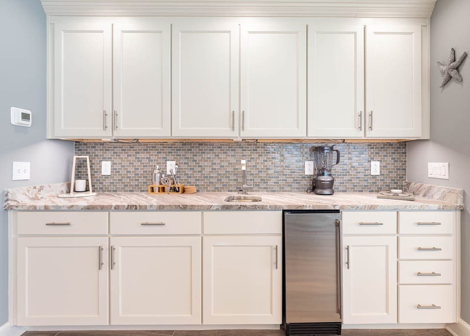 Grab a chilled drink from the fridge, blend a smoothie, or create your favorite cocktail at the wet bar