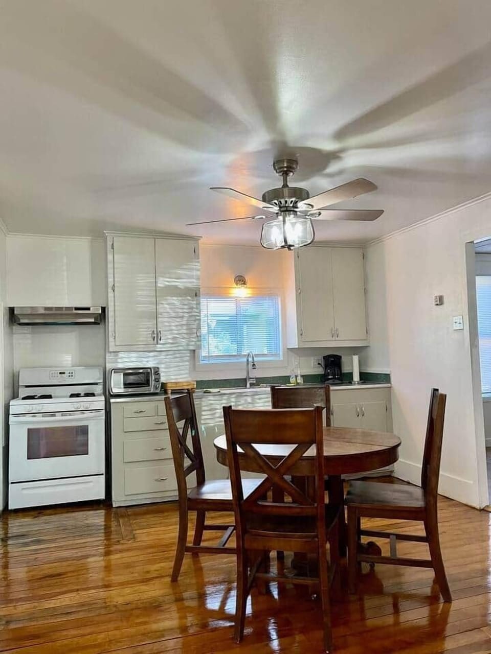 Bright and airy kitchen fully equipped with everything you need. The layout features a dining table, perfect for enjoying meals together. Whether you’re preparing a quick breakfast or dinner, you’ll find all the tools you need to feel right at home.