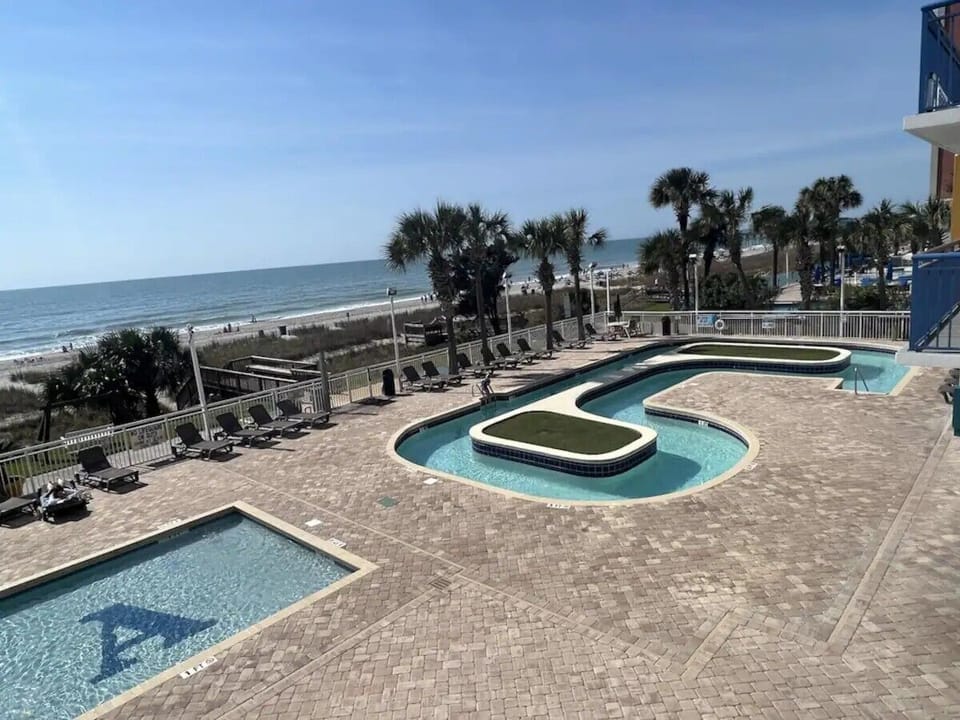 Pool, Lazy river and hot tub - Pools, pools and more pools!