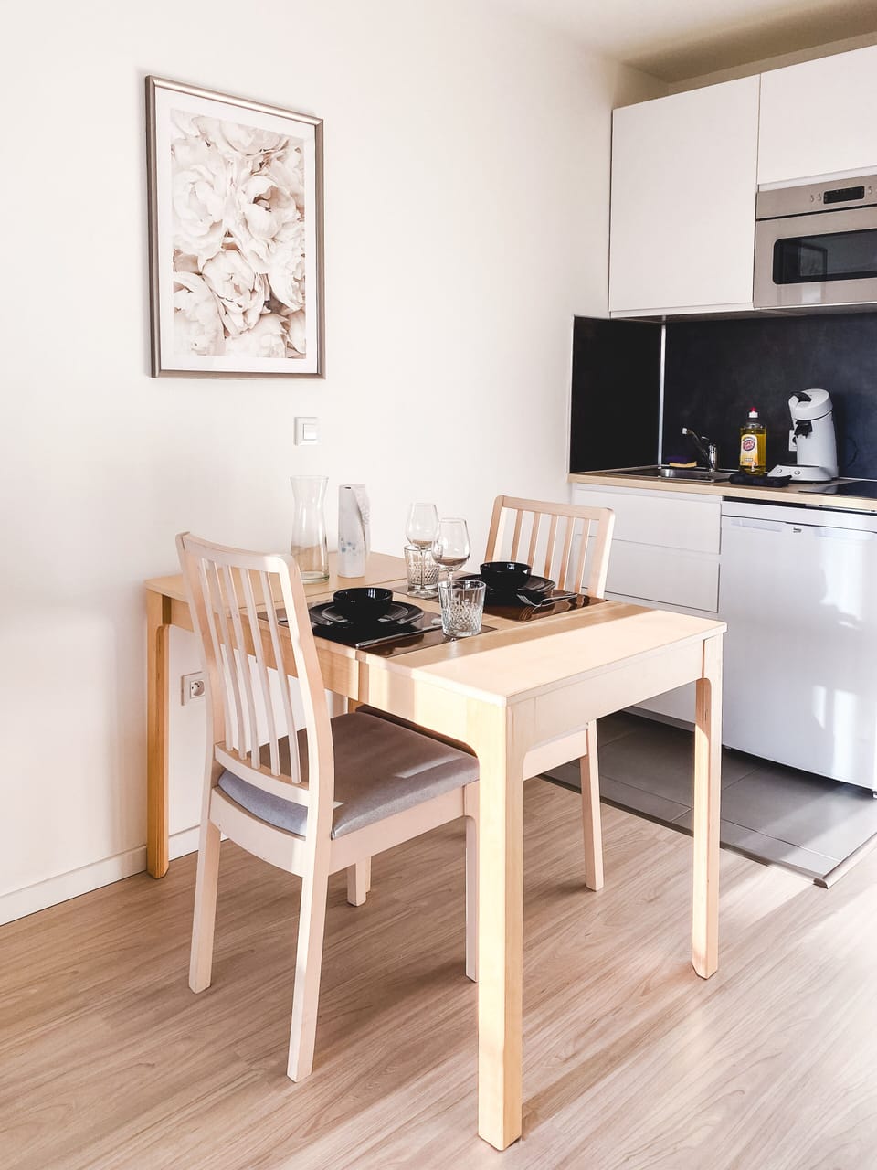 Dining area suitable for 2 people (2)