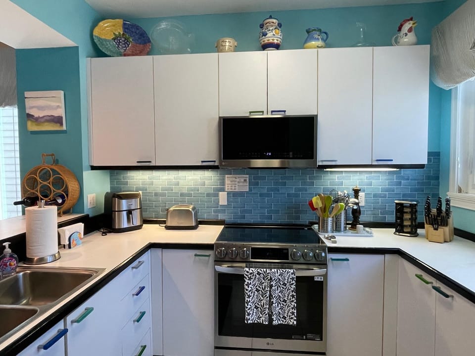 Brand new stove, fully equipped kitchen