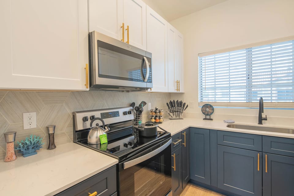 Whip up your favorite dishes with ease! Our fully stocked kitchen.