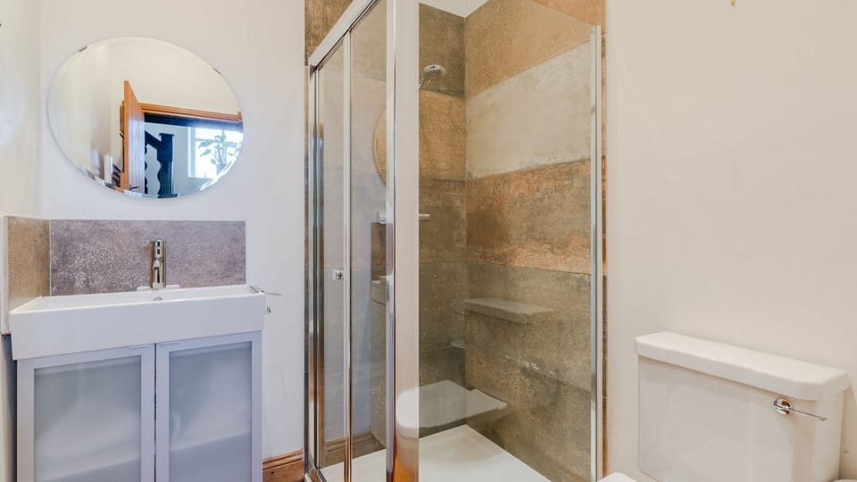 Shower Room, Canons Court Lodge, Bolthole Retreats